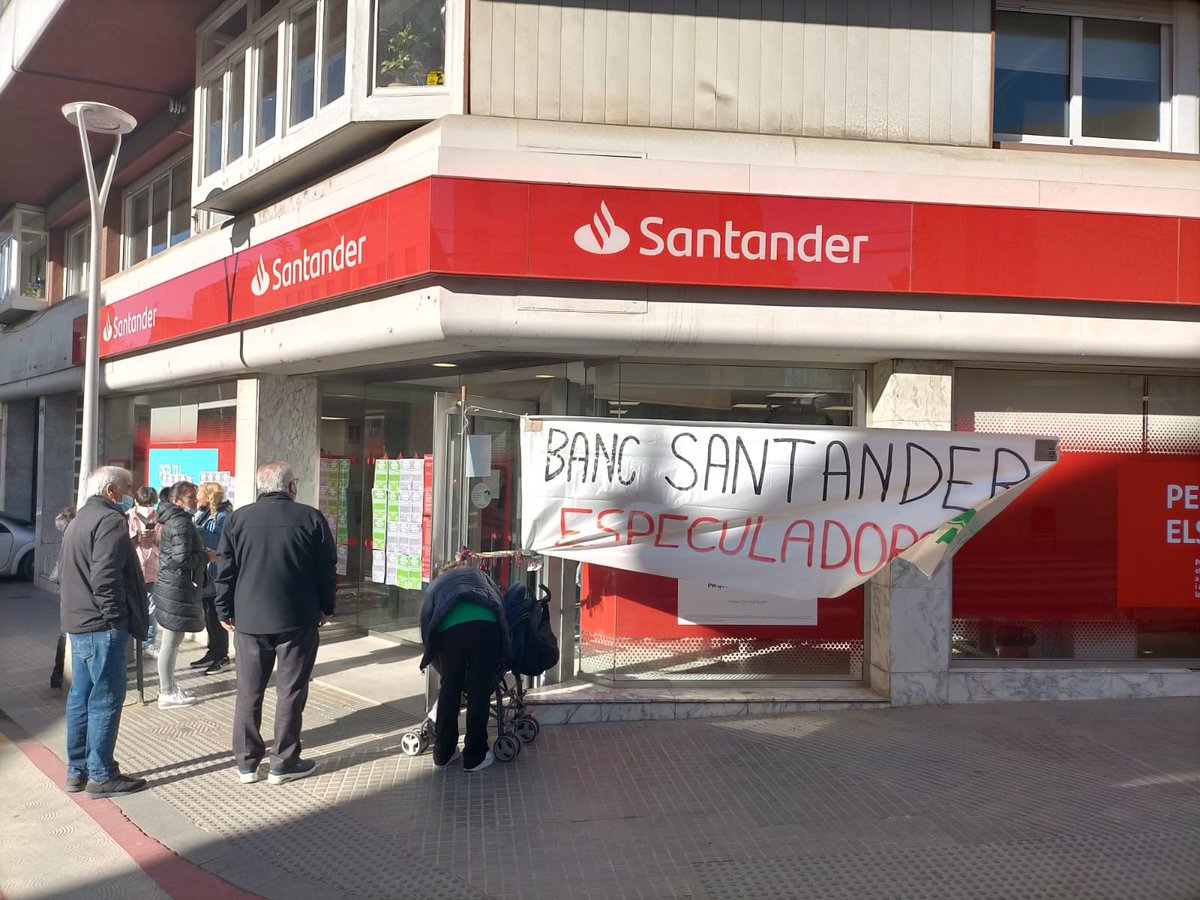 pah_santfeliu's tweet photo. Estamos ocupando el @bancosantander porqué quiere desahuciar a nuestra compañera sin darnos una solución por eso estamos pidiendo una #SolucióParaLeysiCarla
No nos iremos sin una solución https://t.co/7op22euCdG