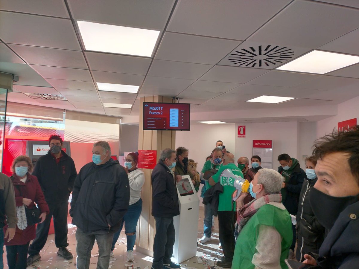 pah_santfeliu's tweet photo. Estamos ocupando el @bancosantander porqué quiere desahuciar a nuestra compañera sin darnos una solución por eso estamos pidiendo una #SolucióParaLeysiCarla
No nos iremos sin una solución https://t.co/7op22euCdG