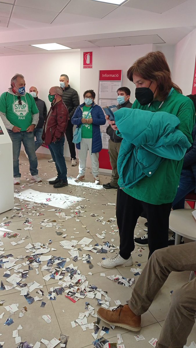 Estamos ocupando el <a href="/bancosantander/">Santander</a> porqué quiere desahuciar a nuestra compañera sin darnos una solución por eso estamos pidiendo una #SolucióParaLeysiCarla
No nos iremos sin una solución