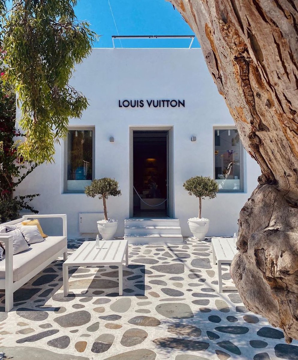 CaxtonManorTeam's tweet photo. #CMLoves A chance to persue the designer boutiques within Hora!
The Louis Vuitton Store, Mykonos π€
πΈ: elelvira
#mykonos #greece #louisvuitton #lv #incentive https://t.co/2J6QERPkaN