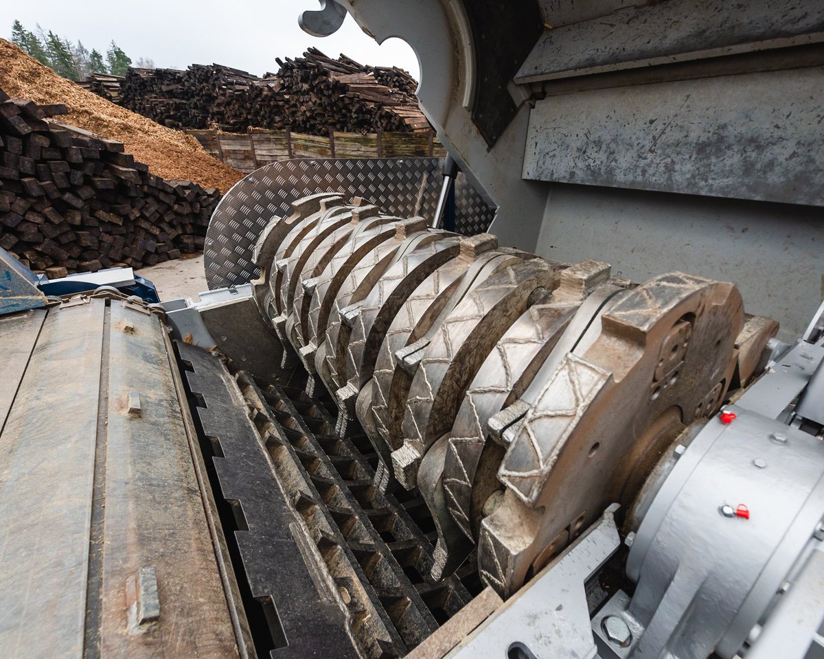 IQRsystems's tweet photo. The heart of the #FlexHammer Mill. Sturdy grates, flexible hammers on massive axles (no greasing). Steel apron feeder for long life in tough environment.
⁣#railwaysleepers #industrialwaste #recyclingequipment #wastesolutions #recyclingmachine #rmobilecrushing   #wastetoenergy https://t.co/2eYkIDe4AL