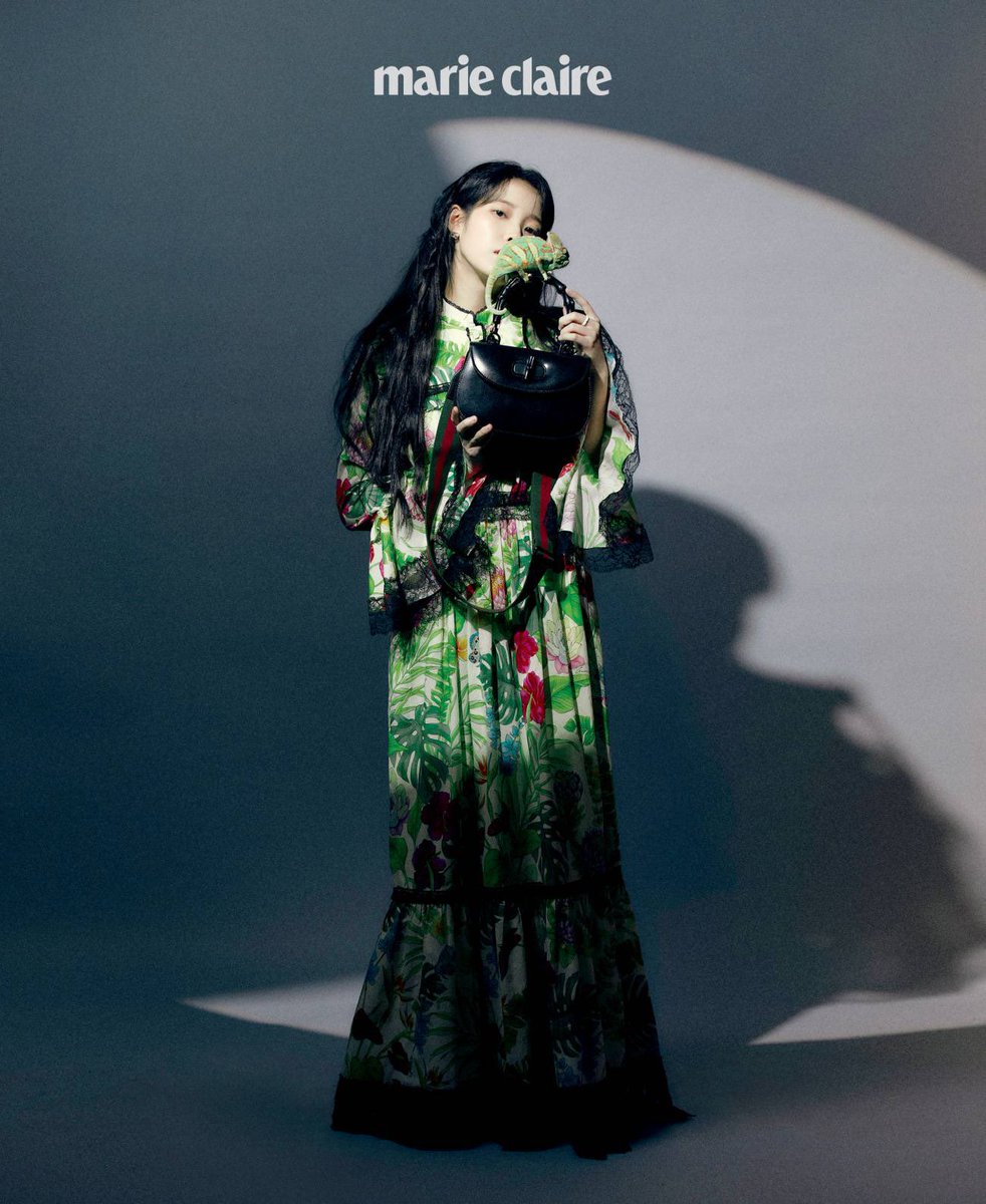 babiejieun's tweet photo. so IU was holding a real chameleon here?! https://t.co/B0sU1Ay6HT