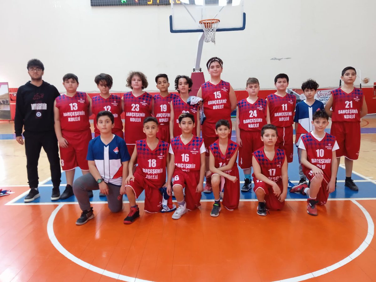 BKDiyarbakir's tweet photo. Okul Sporları kapsamında gerçekleştirilen Basketbol Küçük Erkekler Turnuvası’nda  basketbol takımımız  turnuvaya galibiyet ile başladı. Öğretmenlerimizi ve öğrencilerimizi tebrik eder, başarılarının devamı dileriz. 
🏀⛹️‍♂️❤️💙 
#Bahçeşehirkoleji #BKDiyarbakır #basketbol https://t.co/wvUkONTgpw