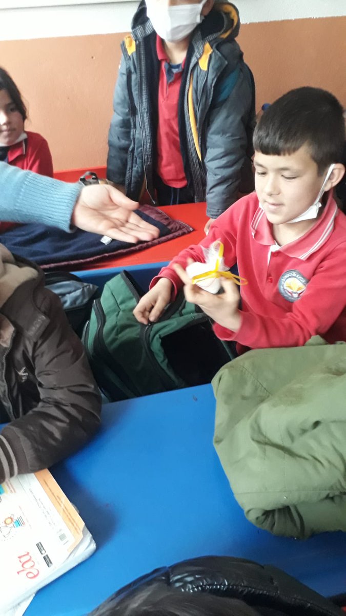 "Dünyanın yağını eritiyoruz" projesi kapsamında gönderdiğimiz atık yağları sabun olarak teslim aldık ve öğrencilerimize dağıttık.<a href="/sifiratikgov/">Sıfır Atık Türkiye</a> <a href="/YusufAcikyoruk/">Yusuf AÇIKYÖRÜK</a> @Erdemli_MEB <a href="/MersinMEM/">Mersin İl Millî Eğitim Müdürlüğü</a> <a href="/AdemKoca46/">Adem Koca</a>