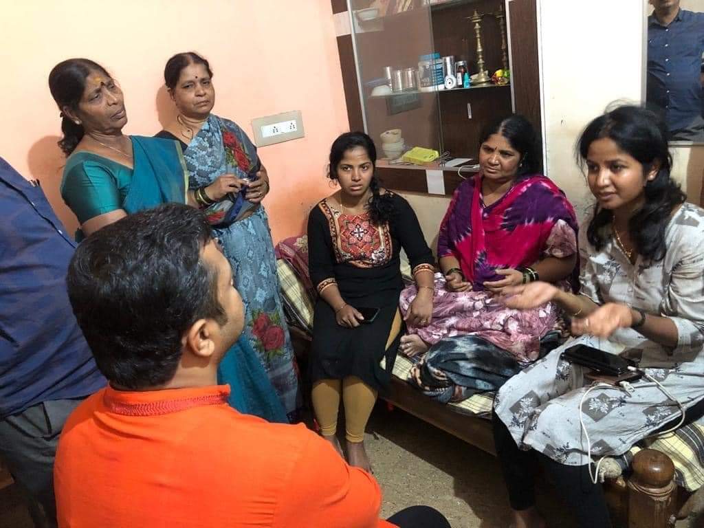 mohithnb's tweet photo. ಹರ್ಷನ ಸಾವಿಗೆ ಕಾರಣವಾದವರನ್ನು ಸುಮ್ಮನೆ ಬಿಡಬಾರದು ನನಗೆ ಹೆಮ್ಮೆಯಿದೆ ನನ್ನ ಮಗ ದೇಶಕ್ಕಾಗಿ ಪ್ರಾಣ ಕೊಟ್ಟಿದ್ದಾನೆ ಹರ್ಷನಂತ ಸಾವಿರಾರು ಮಕ್ಕಳು ಹುಟ್ಟಿ ಬರಬೇಕು.

ಇಂದು ಚಕ್ರವರ್ತಿ ಸೂಲಿಬೆಲೆ ಹರ್ಷನ ಮನೆಗೆ ಭೇಟಿಕೊಟ್ಟಗ ಅವರ ತಾಯಿ ಹೇಳಿರುವ ಹೆಮ್ಮೆಯ ನುಡಿಗಳಿದು.
 
#JusticeforHarsha https://t.co/ie6kcYz9LN