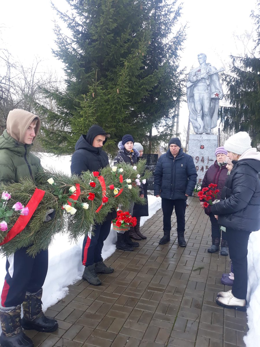 На территории МО Иваньковское работники Климовского и Богословского филиалов возложили гирлянды к памятникам погибших односельчан