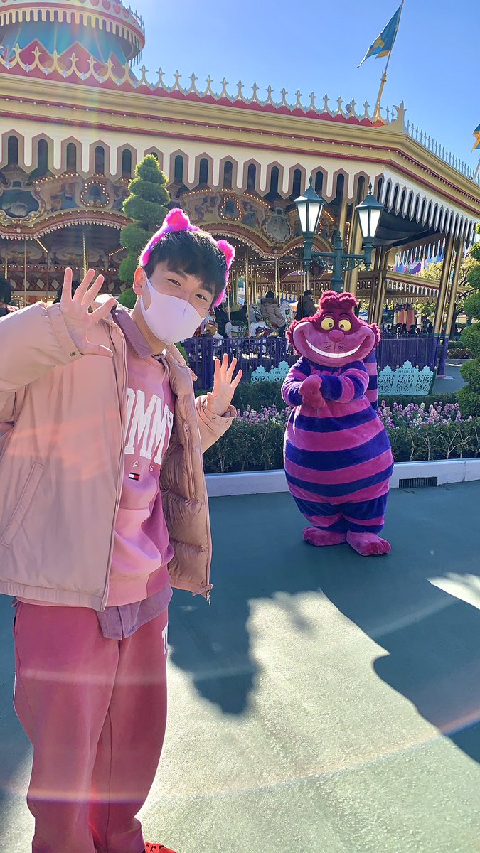 Im_daiki3d's tweet photo. 猫の日らしいのでチェシャ猫コーデ、ジェラトーニコーデした時の写真📸🐾😼
#猫の日 #ディズニーコーデ #ディズニー #チェシャ猫 #ジェラトーニ https://t.co/v11WV1fepE