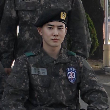 aeribase's tweet photo. -Kim Junmyeon, anak dri Profesor ternama sekaligus beliau ad/ komite integrasi Ekonomi Korea yg membuat bbrpa kebijakan.
-Kim Minseok, lulusan S3 &amp; keponakan dri wakil gubernur Wanju.
-Park Chanyeol, cucu dri veteran perang Korea.

✨ SADAR DIRI🙃
 https://t.co/fv1COaVK0G