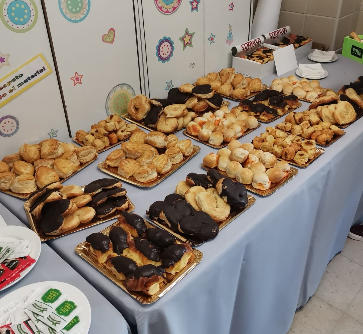 colsanvicente's tweet photo. Hoy, las familias del colegio, nos han sorprendido con este magnífico desayuno para todo el profesorado, ¡¡Mil gracias a todos!! Un detalle precioso. ❤️❤️ #SanVi
#todossomossanvi #juntosenesto #sanviadelante 
@FundEducere https://t.co/jiAr9wRjQn