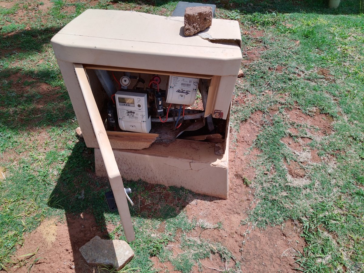 IMOVESSA1's tweet photo. @CityPowerJhb damaged meter box on 293 Cabot Avenue roodepoort. Meter number 14288730022. Please assist before things are stolen https://t.co/WkDkqjSFxl