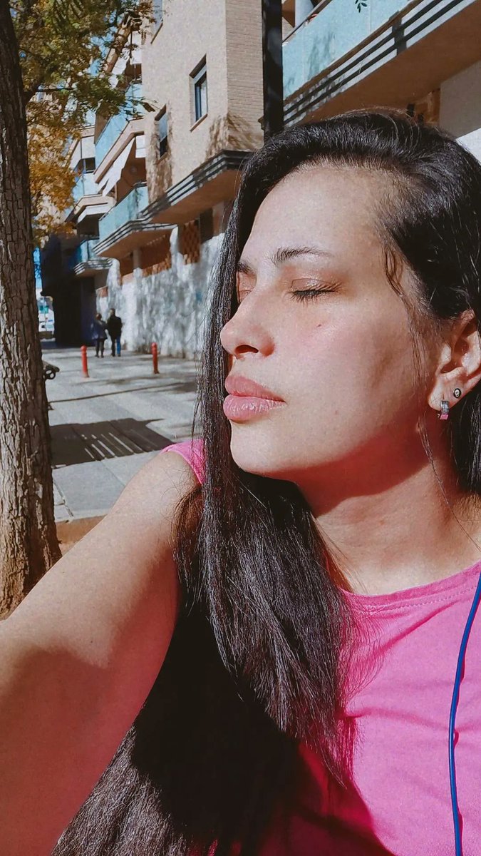 _KYMY_'s tweet photo. No recordaba lo tanto que echaba de menos que me diera el sol.
Quรฉ agustito.
#tomandoelsol #sol #foto #selfie #perfil #photo https://t.co/09n5P2e3Gp
