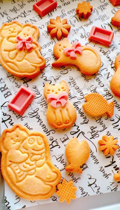ねこ型のクッキーいっぱい作りました!!🐱
苺のチョコで作ったリボンが特にお気に入りです🍫😋
#猫の日 