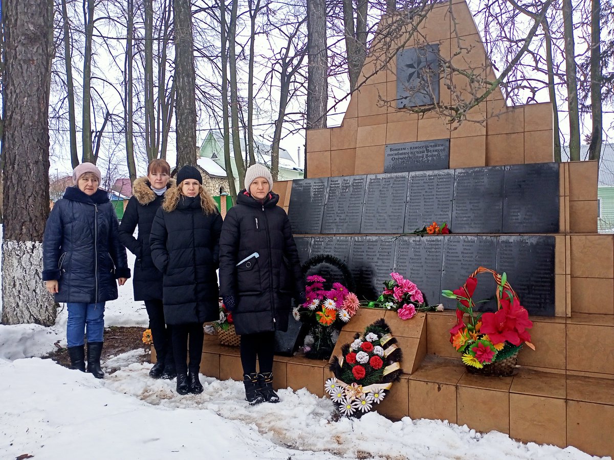 Иваньковский центр культуры совместно с администрацией МО Иваньковское возложили гирлянду и цветы к памятникам погибших солдат