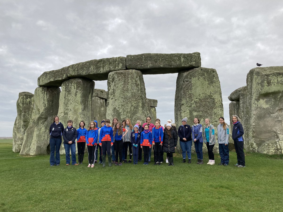 EH_Stonehenge's tweet photo. Where better than Stonehenge to spend some time reflecting 🤔 A local girl guiding group @GirlguidingWS celebrated #WorldThinkingDay on a special visit to the stones this morning. @Girlguiding https://t.co/fQZDLqgOuU