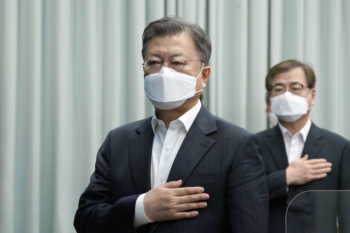 어제 출시된 ‘청년희망적금’에 대한
관심이 매우 높습니다.

정부는 가입대상이 되는데도
지원 인원이 한정되어 가입하지 못하는
청년들이 없도록 앞으로 2주간
신청하는 청년들의 가입을 모두
허용하고 지원할 것입니다.