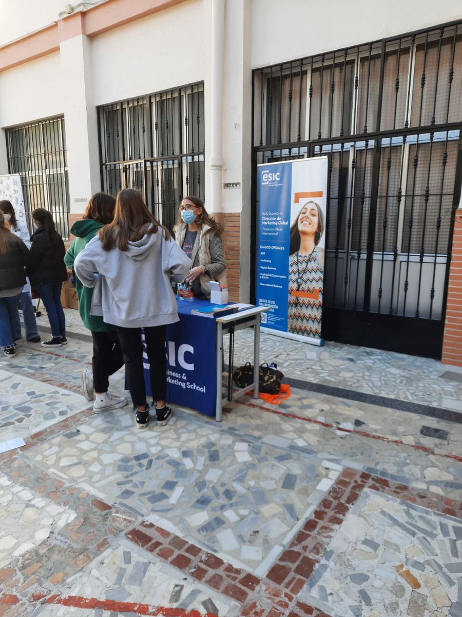 ESICSevilla's tweet photo. Jornadas de orientación universitaria en las @Salesianas_SV de #Sevilla con mucho talento joven 🎓

Gracias por recibirnos para orientar y resolver dudas sobre las profesiones del futuro y de nuestro Título Superior en Dirección de #Marketing 👇
https://t.co/dgj9VkM9EK https://t.co/YerbaZlBQl