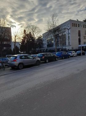 ShansaZaCentar's tweet photo. Да можеа луѓето да летаат немаше да имаат проблем да се движат во целата четврт помеѓу седиштето на Министерството за внатрешни работи и Клиничкиот центар. За жал, жителите немаат таква способност па мора да се пробиваат меѓу паркираните возила https://t.co/jQ2r0EeLfg https://t.co/mjEXFqt7IZ