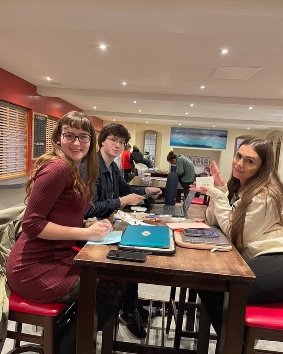 MansfieldOxford's tweet photo. It was #WelfareWeek last week, which meant the return of Cake and Compliments, where students pidge one another compliments and feast on cake! 🧁🍰🥞 

Thanks to the JCR Welfare Bench for all your hard work! 

#StudentWalfare #WelfareWeek #MansfieldCollegeOxford https://t.co/zZbdDzBqeF