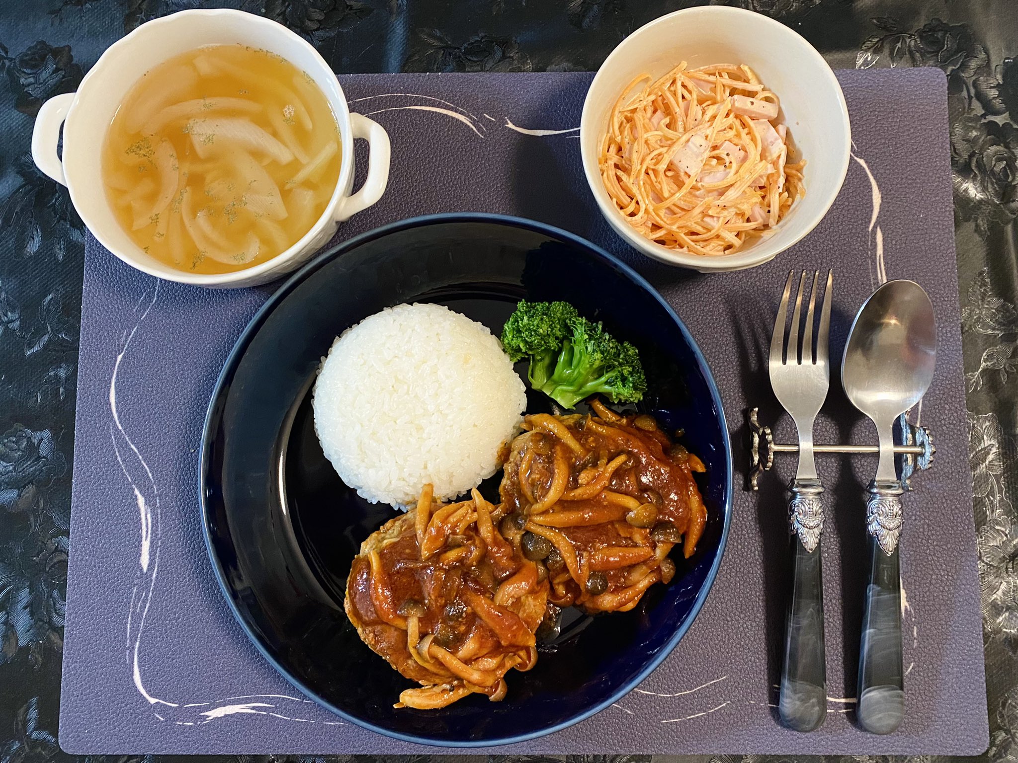 ᴴᴵᴹᴱᴷᴬ 今夜の献立 煮込みハンバーグ 人参とハムのサラダ 玉ねぎのコンソメスープ 実はハンバーグの中身半分は細かくしたもやしなんですよ だから2つ食べても許されるでしょ 笑 T Co Dci4by5nkz Twitter