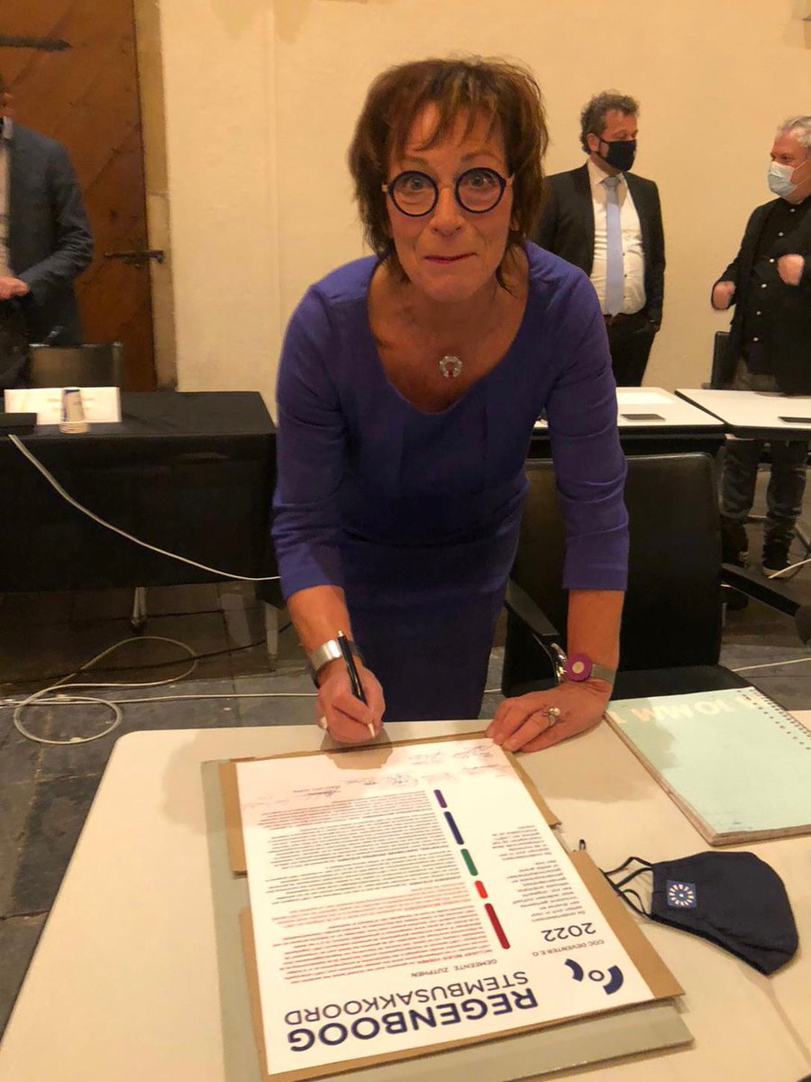 In @raadZutphen teken Yvonne ten Holder, samen met andere partijen, het Regenboogstembusakkoord.
COC vraagt aandacht voor
1. Discriminatie &amp; geweld aanpakken
2. Wetgeving aanpassen
3. Acceptatie op scholen bevorderen
Punten waar D66Zutphen zich sinds jaar en dag sterk voor maakt.