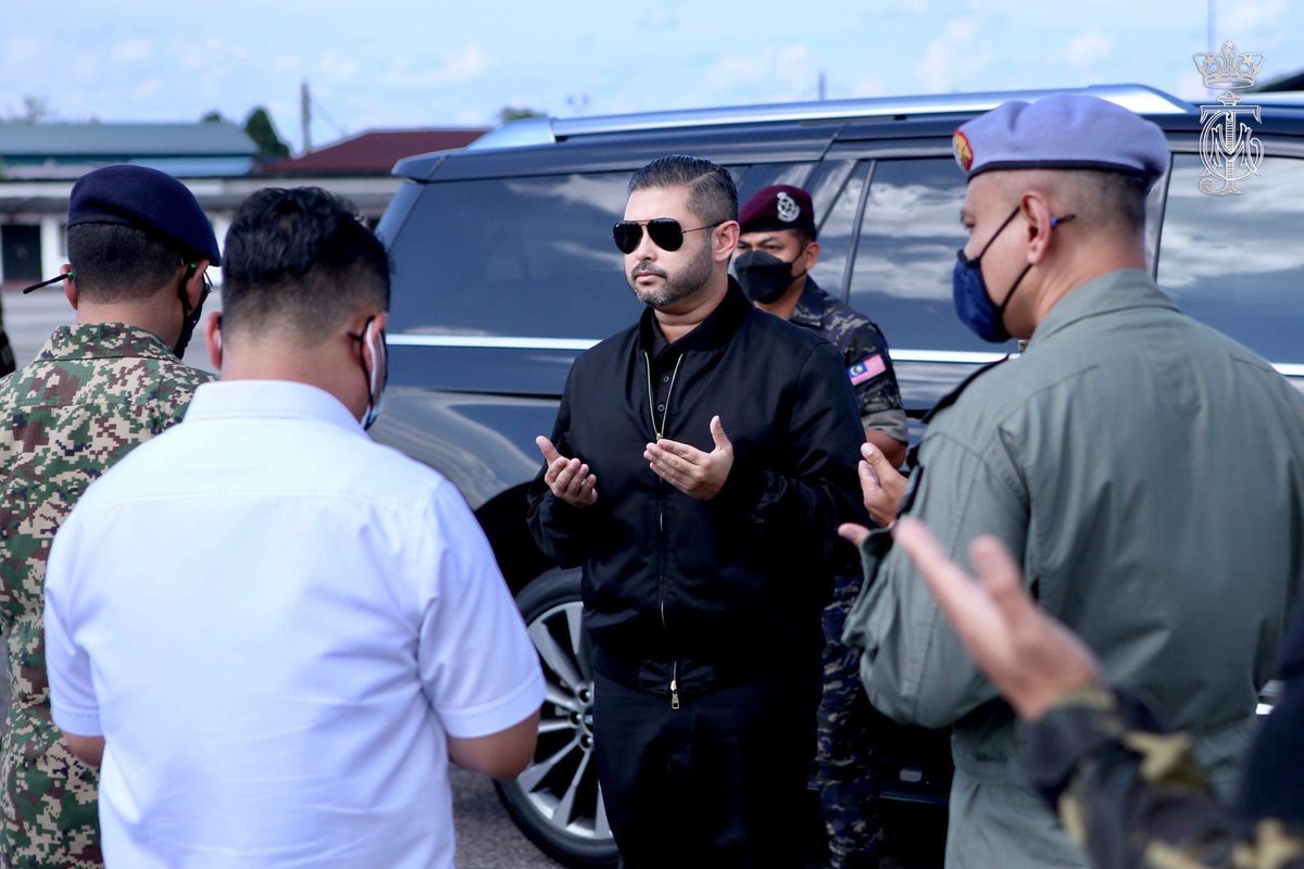 HRHJohorII's tweet photo. DYAM Mejar Jeneral Tunku Ismail Ibni Sultan Ibrahim berangkat ke Majlis Lawatan Ramah Mesra &amp; Jamuan Teh Wargakerja 7 Briged di Kem Mahkota, Kluang. Baginda telah merasmikan Sukan Muhibbah 7 Briged bersama Askar Timbalan Setia Negeri Johor (JMF). Allah Peliharakan Sultan. https://t.co/3GlZGL1nzi