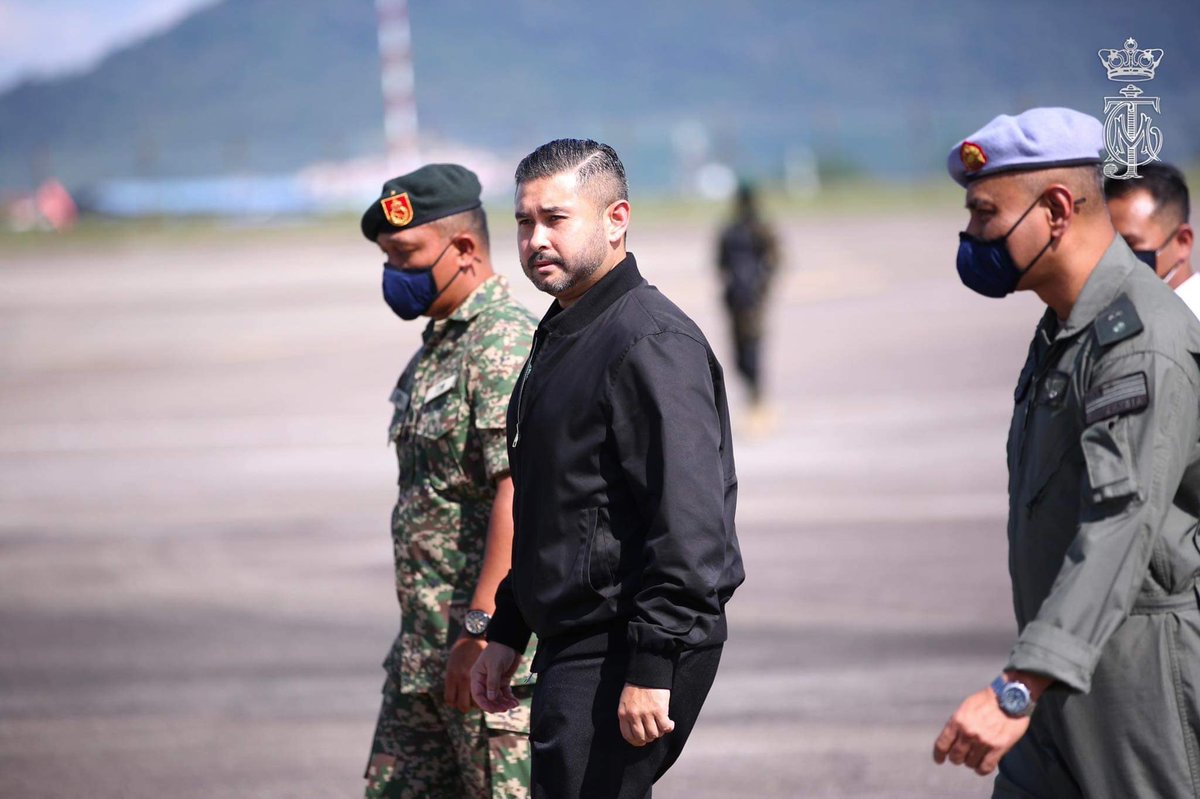 HRHJohorII's tweet photo. DYAM Mejar Jeneral Tunku Ismail Ibni Sultan Ibrahim berangkat ke Majlis Lawatan Ramah Mesra &amp; Jamuan Teh Wargakerja 7 Briged di Kem Mahkota, Kluang. Baginda telah merasmikan Sukan Muhibbah 7 Briged bersama Askar Timbalan Setia Negeri Johor (JMF). Allah Peliharakan Sultan. https://t.co/3GlZGL1nzi