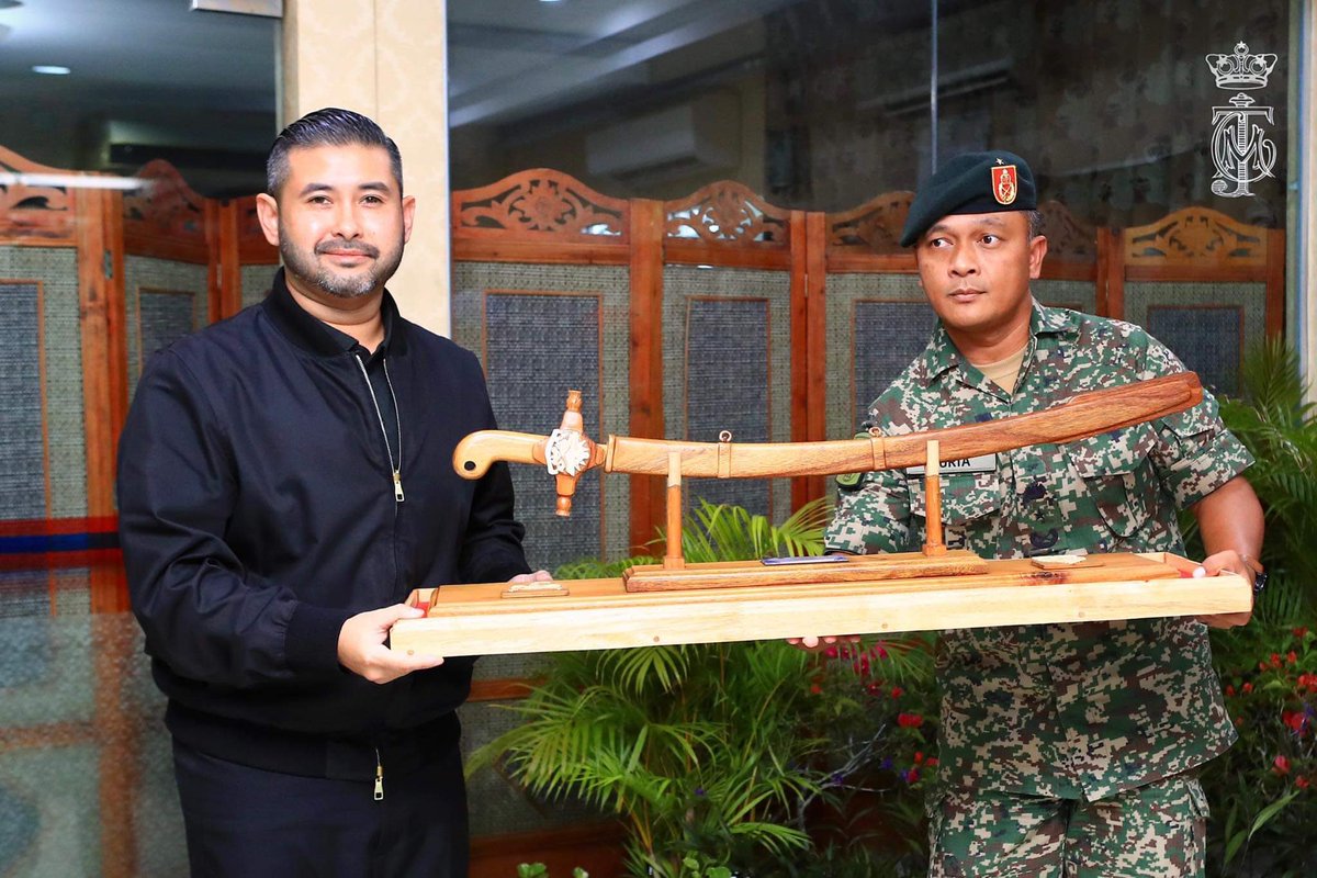 HRHJohorII's tweet photo. DYAM Mejar Jeneral Tunku Ismail Ibni Sultan Ibrahim berangkat ke Majlis Lawatan Ramah Mesra &amp; Jamuan Teh Wargakerja 7 Briged di Kem Mahkota, Kluang. Baginda telah merasmikan Sukan Muhibbah 7 Briged bersama Askar Timbalan Setia Negeri Johor (JMF). Allah Peliharakan Sultan. https://t.co/3GlZGL1nzi
