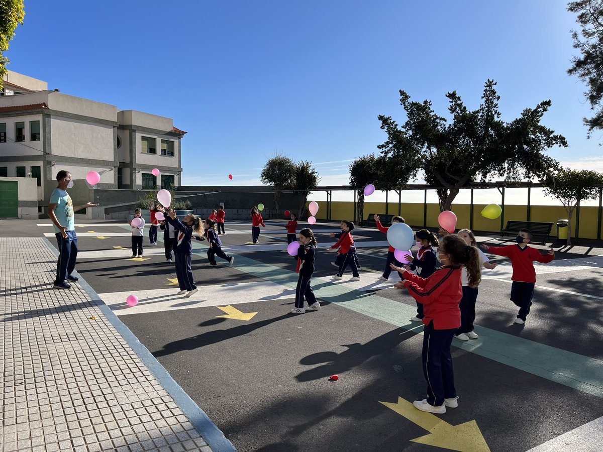 Csdomingo's tweet photo. ¿Quién dijo que el cole no se parece a una gran fiesta? ¡Así empiezan el día nuestros alumnos de #1ºPrimaria y nos encanta verlos así de contentos! #MiColeMola #AprendemosJugando #SportLovers #NazaretEsFiesta #Momentum #AsíEsNazaret https://t.co/tTgv59hqiD