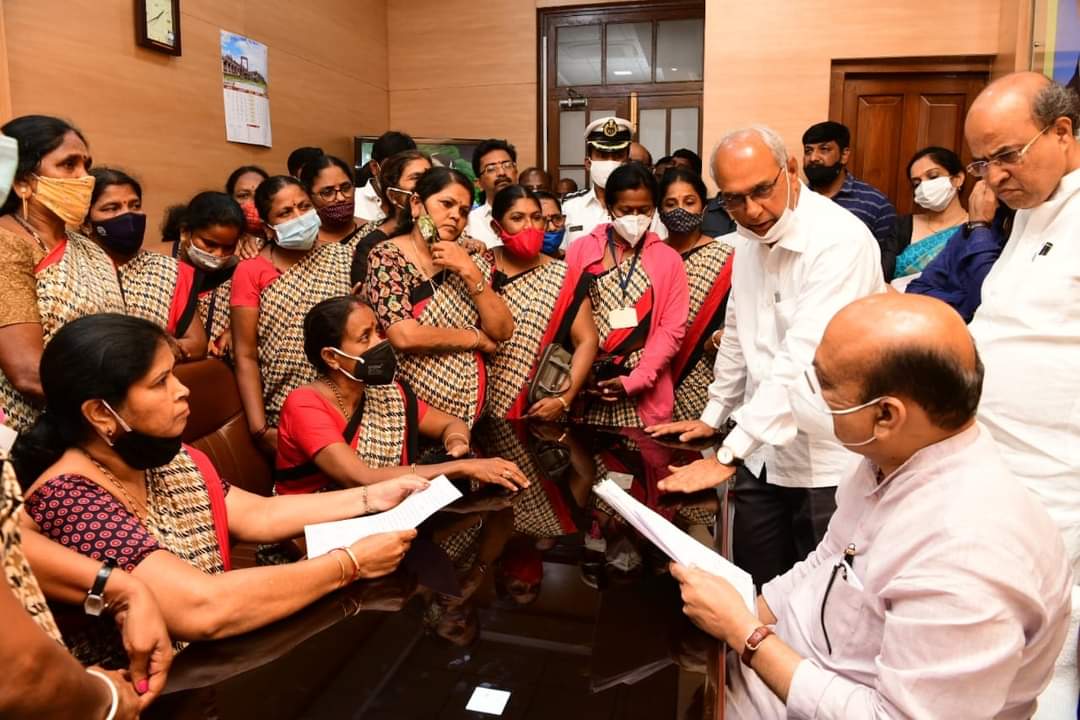 CMofKarnataka's tweet photo. ಅಂಗನವಾಡಿ ಕಾರ್ಯಕರ್ತೆಯರ ಸಂಘದ ಪದಾಧಿಕಾರಿಗಳು ಇಂದು ಮುಖ್ಯಮಂತ್ರಿ @BSBommai ಅವರನ್ನು  ಇಂದು ಭೇಟಿಯಾಗಿ ಮನವಿ ಸಲ್ಲಿಸಿದರು.

ಮಹಿಳಾ ಮತ್ತು ಮಕ್ಕಳ ಅಭಿವೃದ್ಧಿ ಸಚಿವ @HalappaAchar ಈ ಸಂದರ್ಭದಲ್ಲಿ ಉಪಸ್ಥಿತರಿದ್ದರು. https://t.co/ZjoAi2dNoC