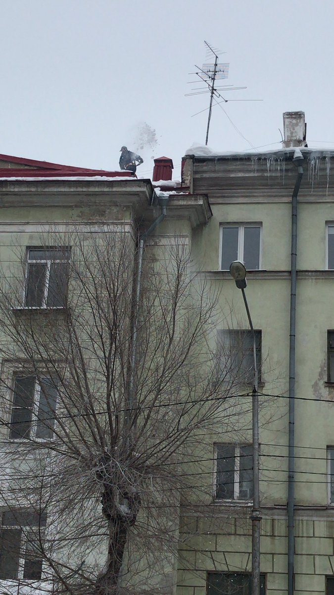 ООО "УК Наше Будущее" выполняют чистку кровли от снега и сосулек по ул. Ленинградской, 73 <a href="/AdmSamRna/">Администрация Самарского внутригородского района</a> <a href="/rradyukov/">Роман Радюков</a>