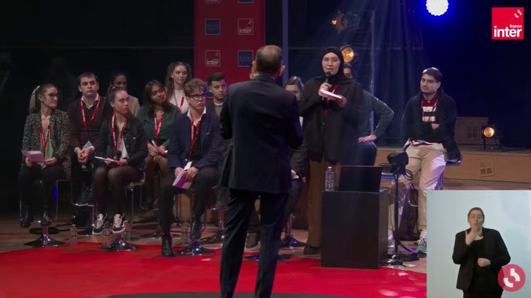 i_engagement's tweet photo. Yasmina, lauréate de la promotion d’automne 2021 de l’Institut de l’Engagement, engagée chez @CiteDesChances, a pu poser sa question au candidat Eric Zemmour 🎙
Merci @cheminsdavenirs &amp; @franceinter 
#Elysee2022 https://t.co/SIlaImrGKf