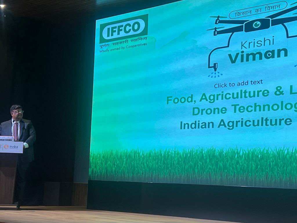drusawasthi's tweet photo. Today, @shankargoenka from #WowFactors @KrishiViman gave a presentation on use of #IFFCONanoUrea via #Agriculture #Drones in @ExpoDubai #DubaiExpo2020. An #IFFCO innovation reaching across the globe where International Partners are taking interest in #NanoUrea. @iffcoyogendra https://t.co/Ve4zXkNobZ