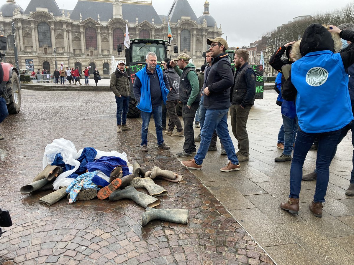 FDSEA62's tweet photo. Il y a du monde à Lille 📢📢 Stop aux charges #pleinlesbottes @FNSEA @FRSEAHdF @JANPdC @cgb_htsdefrance @fdsea59 https://t.co/tZLxu1aFsE