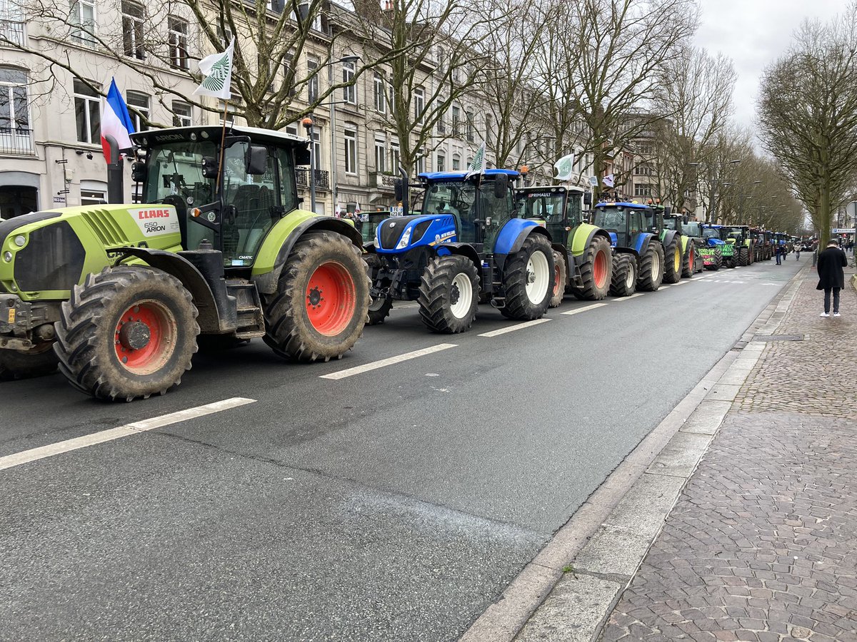 FDSEA62's tweet photo. Il y a du monde à Lille 📢📢 Stop aux charges #pleinlesbottes @FNSEA @FRSEAHdF @JANPdC @cgb_htsdefrance @fdsea59 https://t.co/tZLxu1aFsE