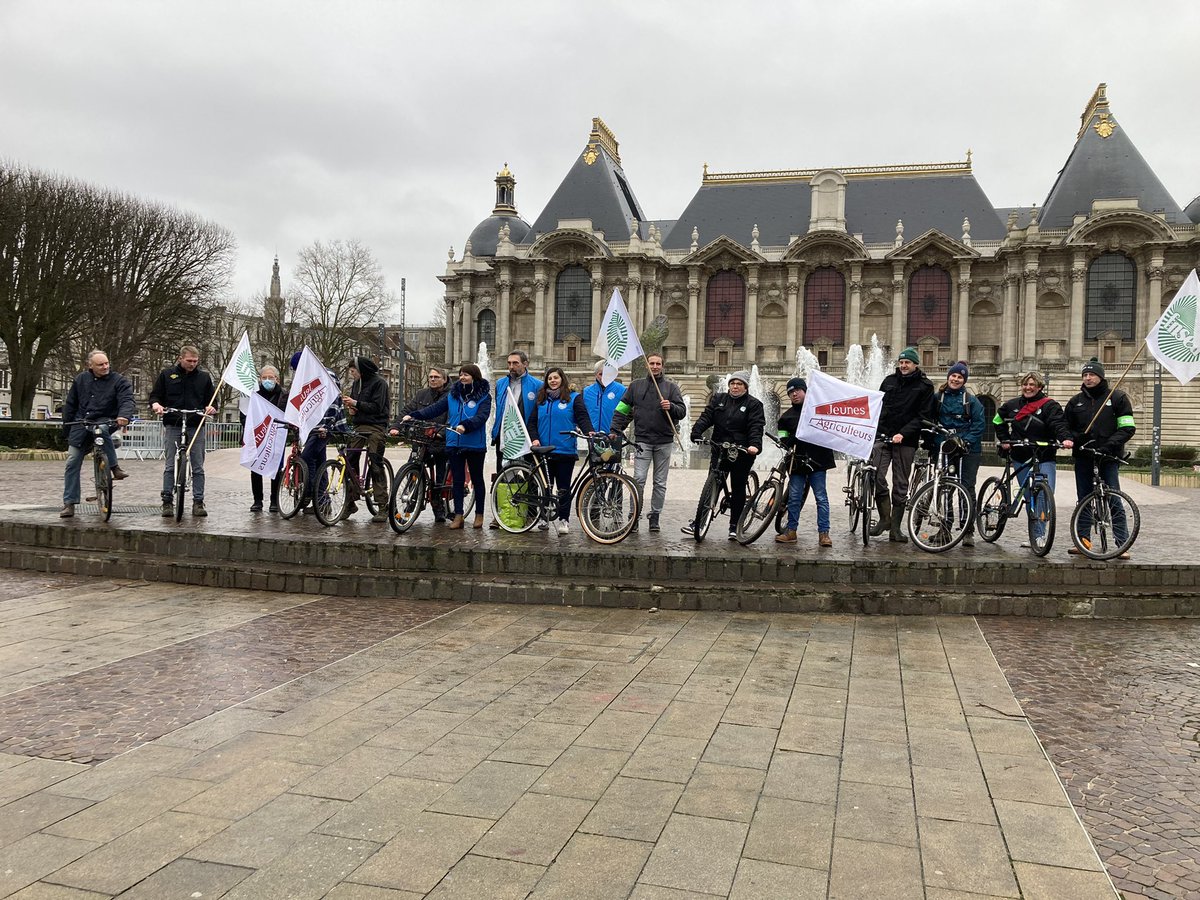 FDSEA62's tweet photo. Il y a du monde à Lille 📢📢 Stop aux charges #pleinlesbottes @FNSEA @FRSEAHdF @JANPdC @cgb_htsdefrance @fdsea59 https://t.co/tZLxu1aFsE