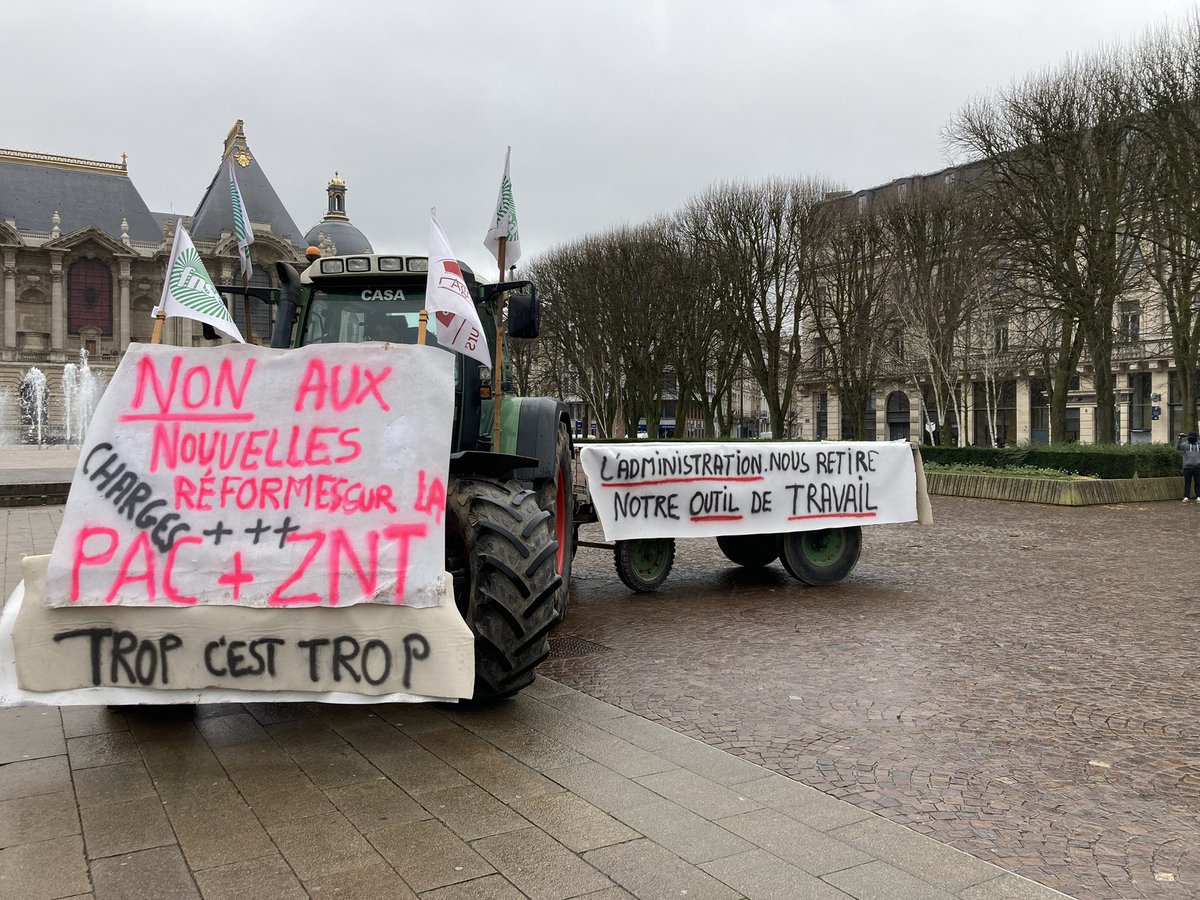 FDSEA62's tweet photo. Il y a du monde à Lille 📢📢 Stop aux charges #pleinlesbottes @FNSEA @FRSEAHdF @JANPdC @cgb_htsdefrance @fdsea59 https://t.co/tZLxu1aFsE