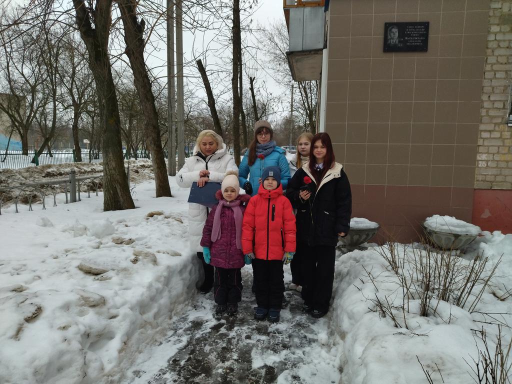 В преддверии Дня Защитников Отечества мы провели митинг "Свеча Памяти". Учащиеся 9 кл. школы читали стихи, вспоминали историю отчизны. Гостями были воспитанники сада 166. Малыши читали стихи, со старшеклассниками возложили цветы к мемориалу Маршала А.М.Василевского. #свечапамяти