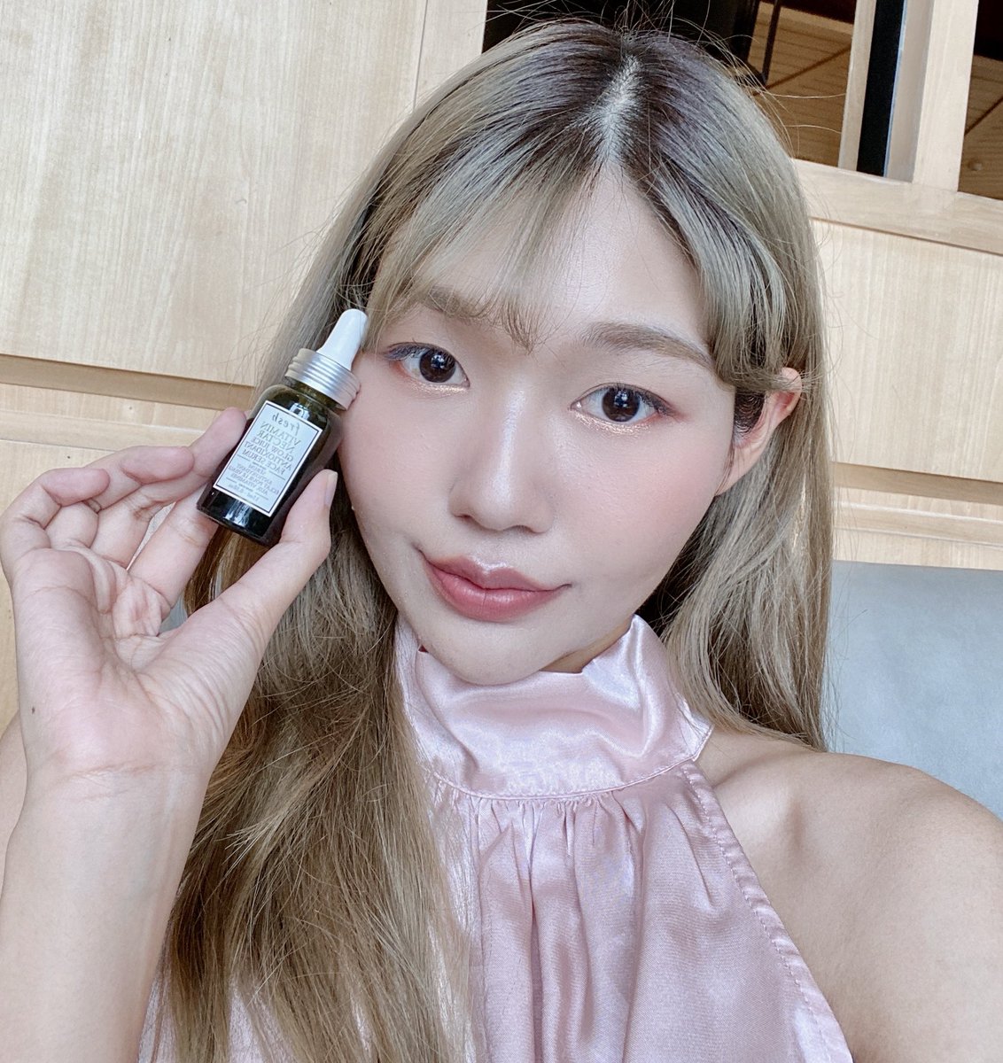 SongPowderRoom's tweet photo. ถ้าใครถามว่าลดรอยสิวใช้อะไรดี ก็จะแนะนำเซรั่มตัวนี้ของ fresh ตลอด มีนอกใจไปลองอย่างอื่นบ้าง สุดท้ายกลับมาใช้นางอยู่ดี หมดไปหลายขวดละ เห็นผลเรื่องลดรอยดำมากๆ และผิวดูโกลวขึ้นด้วย ช่วงผิวพังๆใช้ได้ไปแสบเลย กลิ่นส้มฟินนนน แต่นางหมดเร็วเกิน5555 #MyFreshBoost #FreshLoveTH https://t.co/gltISwpeEG