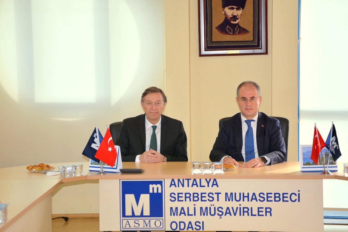 ETayfunCavdar's tweet photo. Vergi haftası dolasıyla odamızı ziyaret eden başkanımız İlhan Karayılan'a ve daire müdürlerimize teşekkür eder, haftalarını kutlarım. @ilhanKarayilan https://t.co/G7imRKADGq