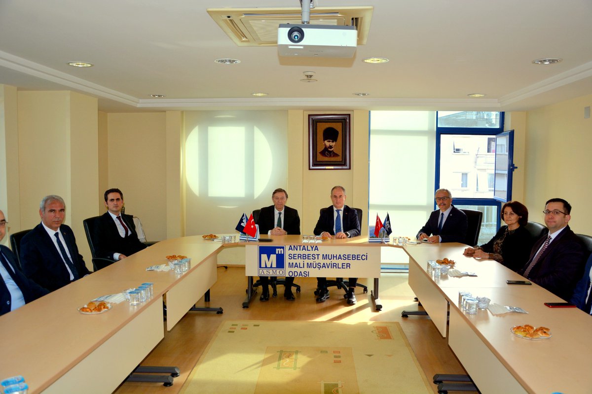 ETayfunCavdar's tweet photo. Vergi haftası dolasıyla odamızı ziyaret eden başkanımız İlhan Karayılan'a ve daire müdürlerimize teşekkür eder, haftalarını kutlarım. @ilhanKarayilan https://t.co/G7imRKADGq