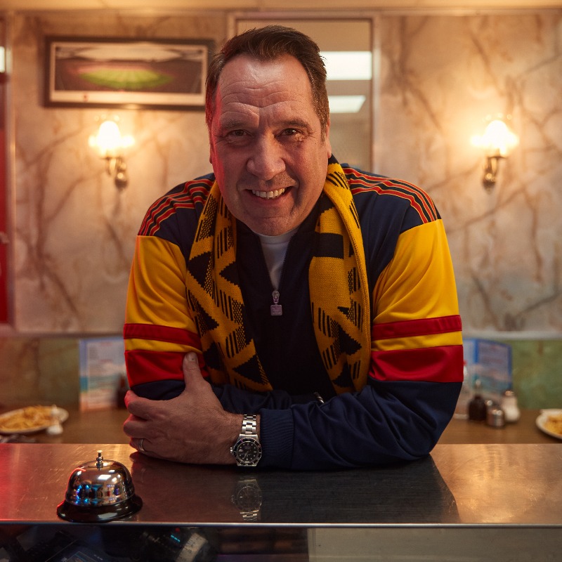Arsenal's tweet photo. 🐟 You're in safe hands @ChipInnFishBar, 193 Holloway Rd.

🤔 Don't believe us?

🧤 Just ask @AaronRamsdale98 and @theDavidSeaman

#ArsenalSupportingSupporters