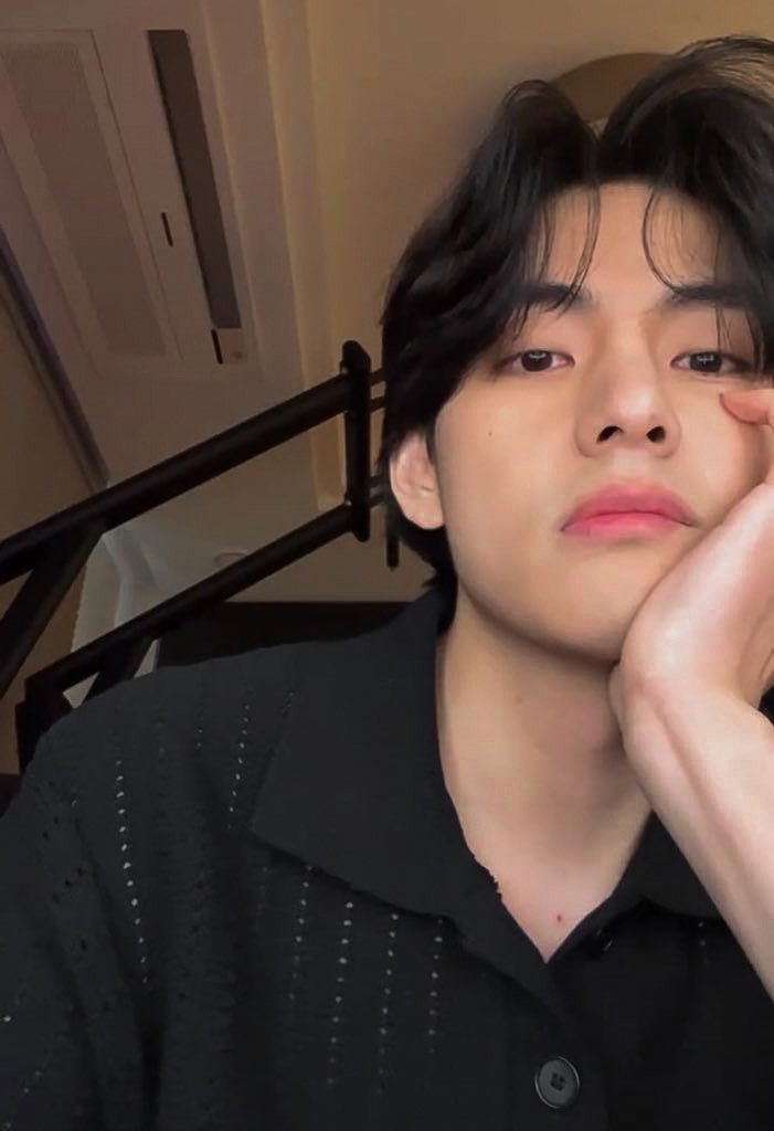 archivefortae's tweet photo. boyfriend material kim taehyung https://t.co/aeWpK3EiHF
