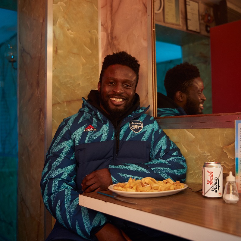 Arsenal's tweet photo. 🐟 You're in safe hands @ChipInnFishBar, 193 Holloway Rd.

🤔 Don't believe us?

🧤 Just ask @AaronRamsdale98 and @theDavidSeaman

#ArsenalSupportingSupporters