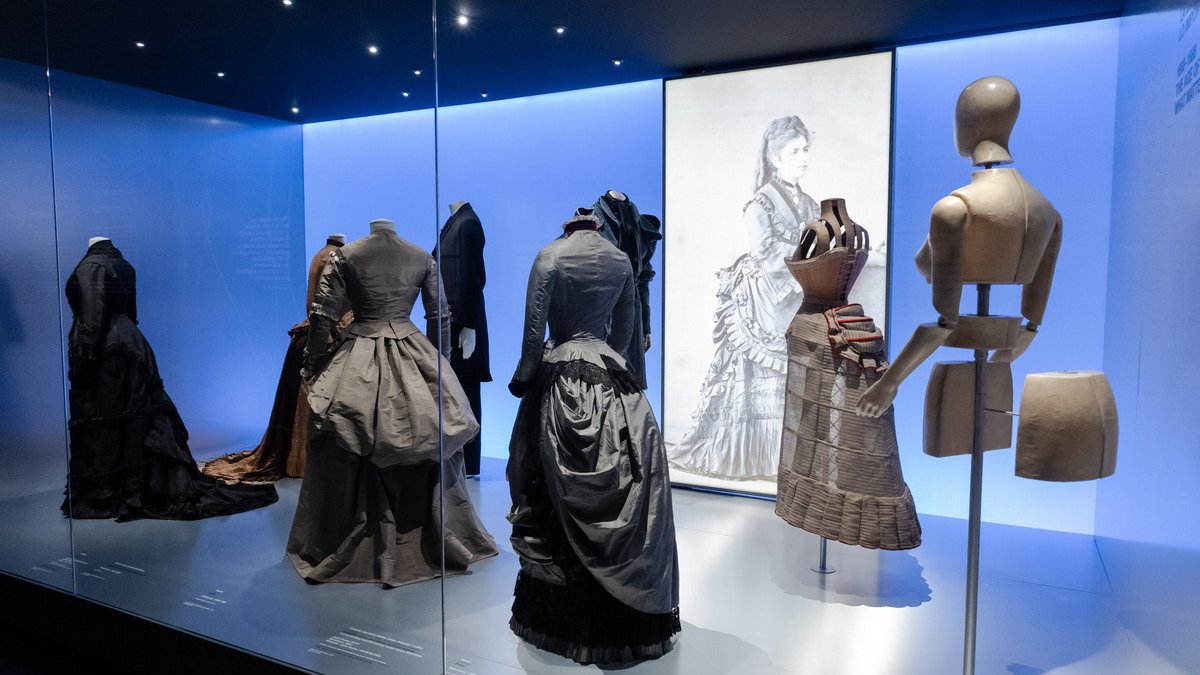 dissenyhub's tweet photo. Què és un polissó❓
Podem dir que és una evolució del mirinyac que fa més prominent la part del darrere del cos. Format per un conjunt d’arcs que treballen des de la cintura, o per coixins farcits.
👗En pots veure diferents models a #ElCosVestit. https://t.co/jStoRGNGRE