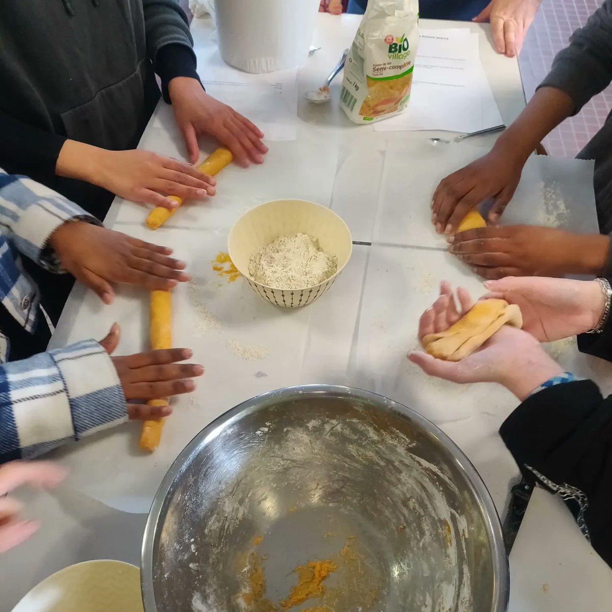 ecodelegues_jb's tweet photo. Toujours à la fête des semis : atelier de cuisine végétalienne + concours de cuisine 🥬. Au menu : Gnocchis de patate douce🍠, pancakes à la banane, hoummous de betterave, gâteau local de Saint Denis🍎. La gagnante : Umaima avec une magnifique recette d'épinards ! 🥇 https://t.co/2hL3NGjb8y