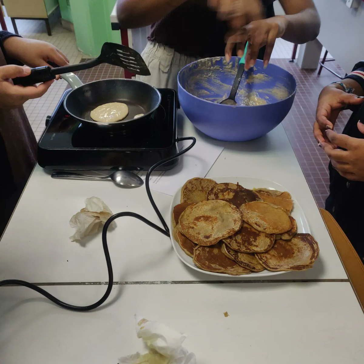 ecodelegues_jb's tweet photo. Toujours à la fête des semis : atelier de cuisine végétalienne + concours de cuisine 🥬. Au menu : Gnocchis de patate douce🍠, pancakes à la banane, hoummous de betterave, gâteau local de Saint Denis🍎. La gagnante : Umaima avec une magnifique recette d'épinards ! 🥇 https://t.co/2hL3NGjb8y