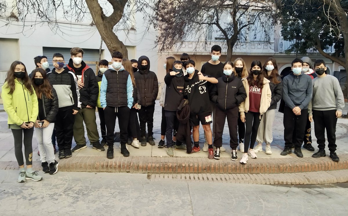 InsJaumeHuguet's tweet photo. Aquests dies els diversos grups de 2n d'ESO visiten el #CallJueu de #Valls gràcies a l'Oficina de Turisme i @VallsAjuntament. La sortida forma part del #TreballPerProjectes Un dia a l'Edat Mitjana. Gràcies, Txema, per les explicacions! #ProjectesJH
➡️https://t.co/FCPRSjmMG0 https://t.co/vVMS33gRYZ