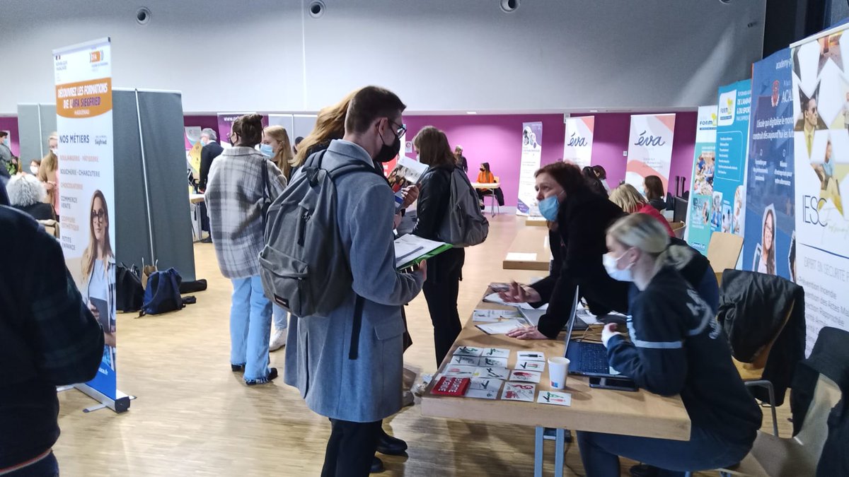 Les élèves de 1re et Tle STMG ainsi que de Tle Générale explorent le Forum de l'alternance de Saverne. Organisé par la Mission Locale et le CIO de Saverne ce forum permet de rendre plus visibles les formations post-bac en Alternance. Une solution qui séduit nos élèves.