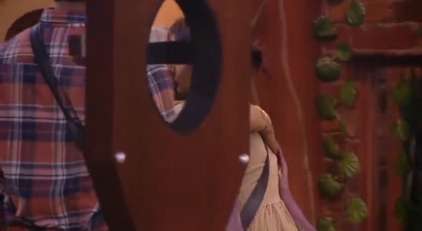 Sidnaaz__4ever's tweet photo. Shehnaaz loves kissing cheeks, its her way of showing affection as we all saw her with Sidharth &amp; with Rita maa on stage. But noticing this for the first time, she kissed rita maa’s cheek that day also… 🥺❤️🥺❤️🥺❤️ #SidNaaz https://t.co/bzJB5INbns