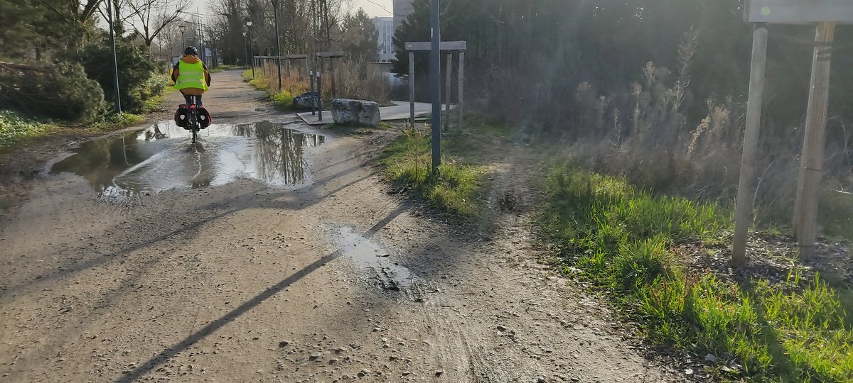 LadouaV's tweet photo. Les usagers tracent 2 sentiers pour contourner cette énorme flaque et accéder à la rampe. Future #VL5 @Fabien_Bagnon est-ce possible d appuyer les toodego? https://t.co/abQZz4ab0K